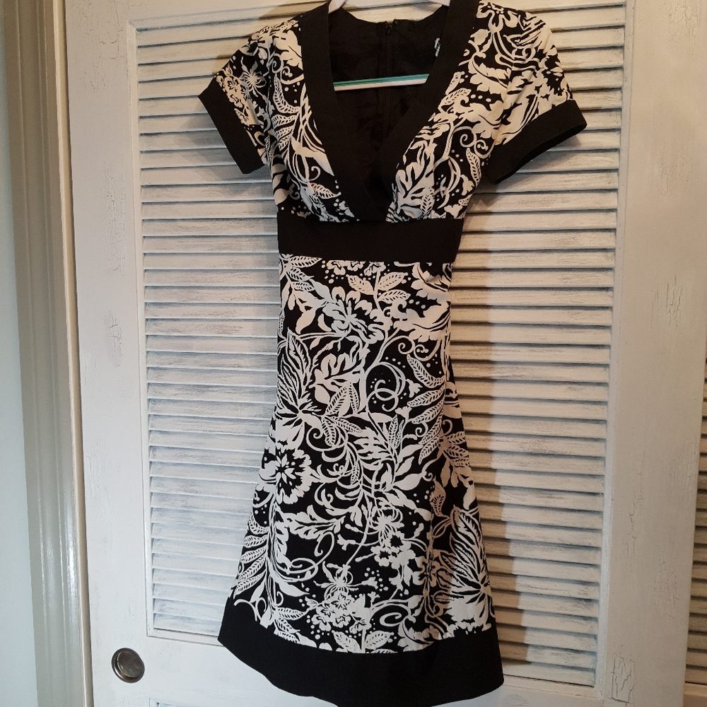 OCOC V-Neck Floral Knee Length Dress with Tie Belt. Size 2.